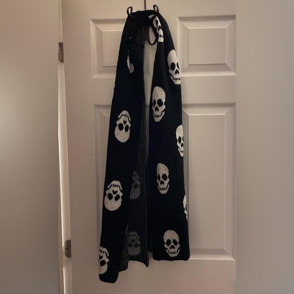 torrid Accessories - Skull scarf